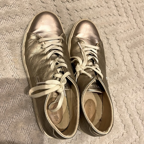 Lacoste Showcourt Lowrise Sneaker - gold size 8 - Picture 3 of 7